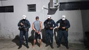 Suspeito de ameaçar funcionários e clientes de conveniência com pistola de pressão é conduzido em Teresina