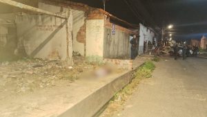Homem de 53 anos é morto a tiros em calçada de rua em Teresina