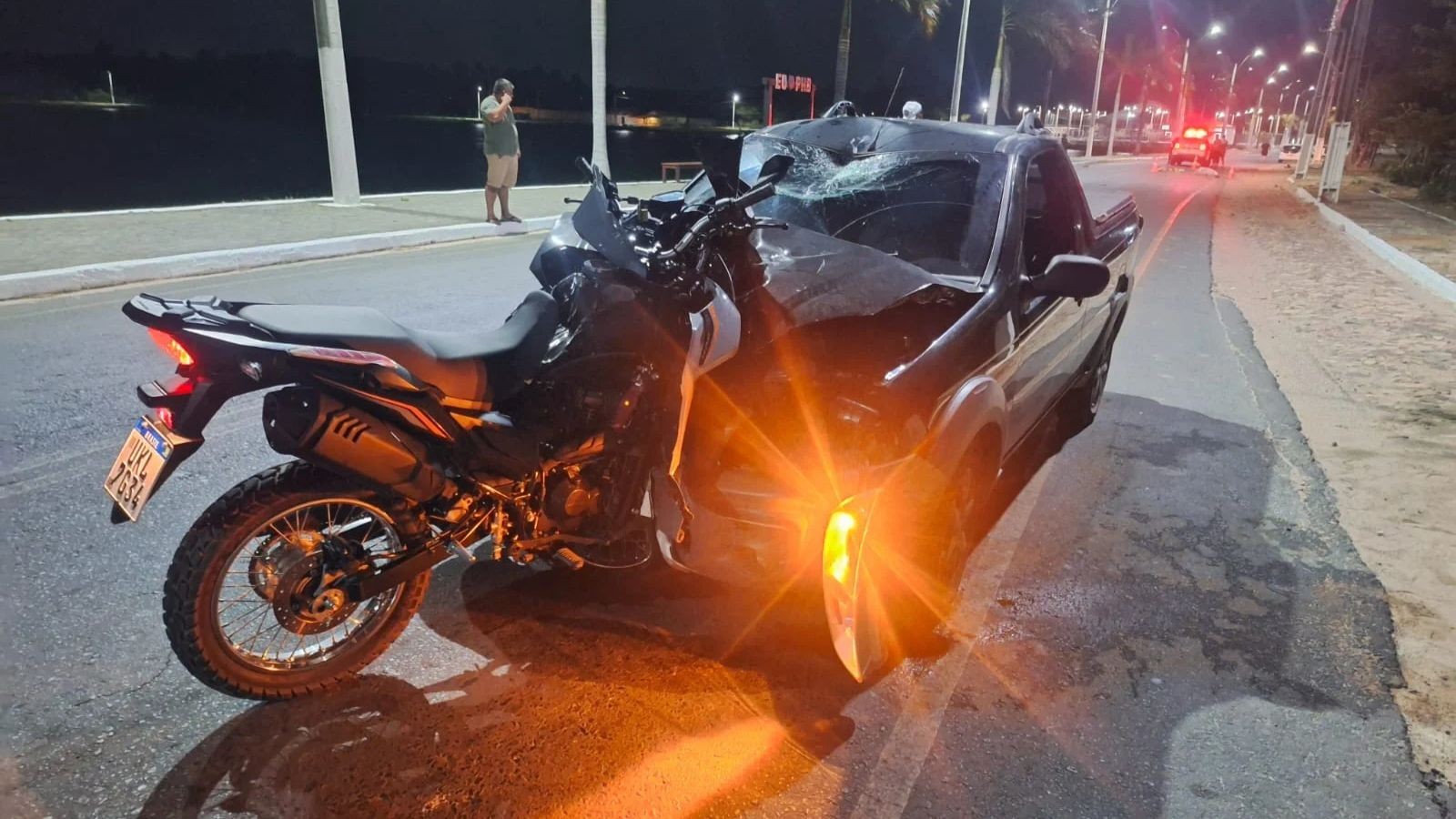 Motociclista morre após caminhonete invadir contramão e bater em moto