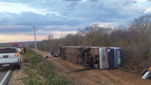 Ônibus com 10 pessoas tomba na PI-141 e deixa pessoa ferida no PI