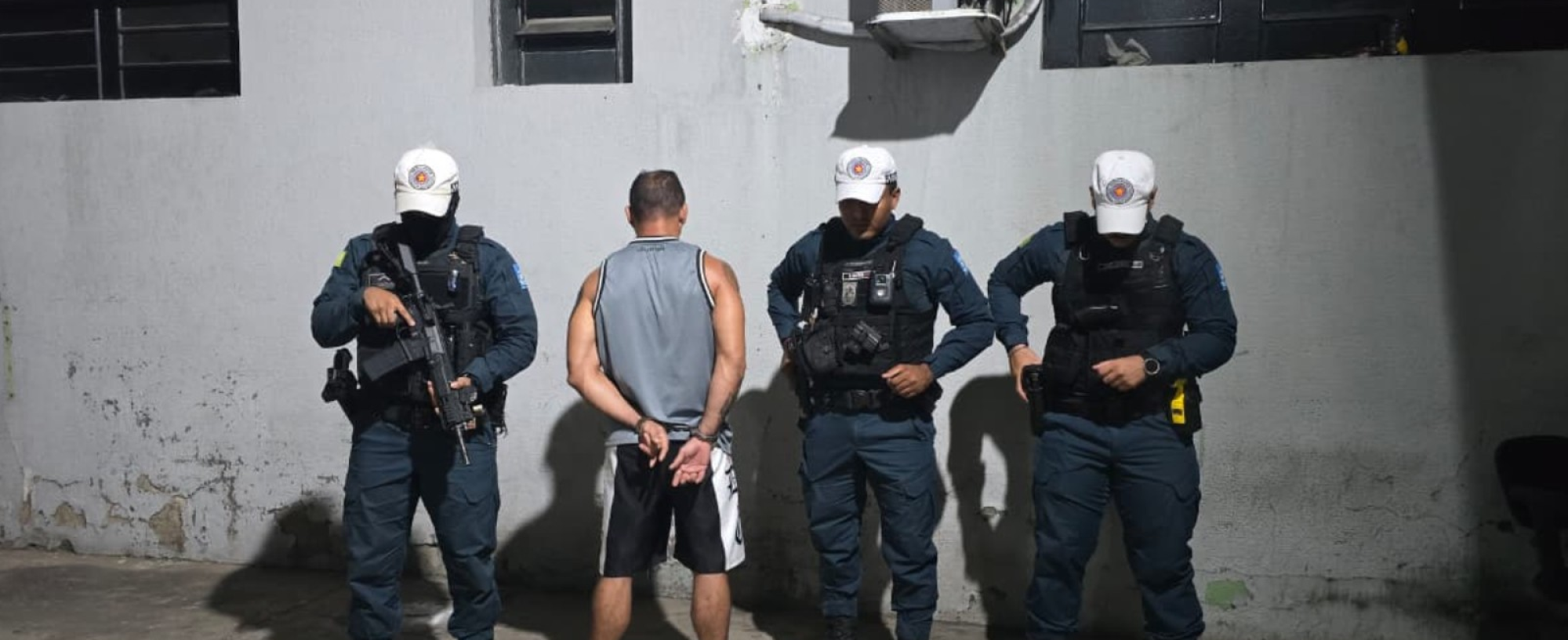 Suspeito de ameaçar funcionários e clientes de conveniência com pistola de pressão é conduzido em Teresina
