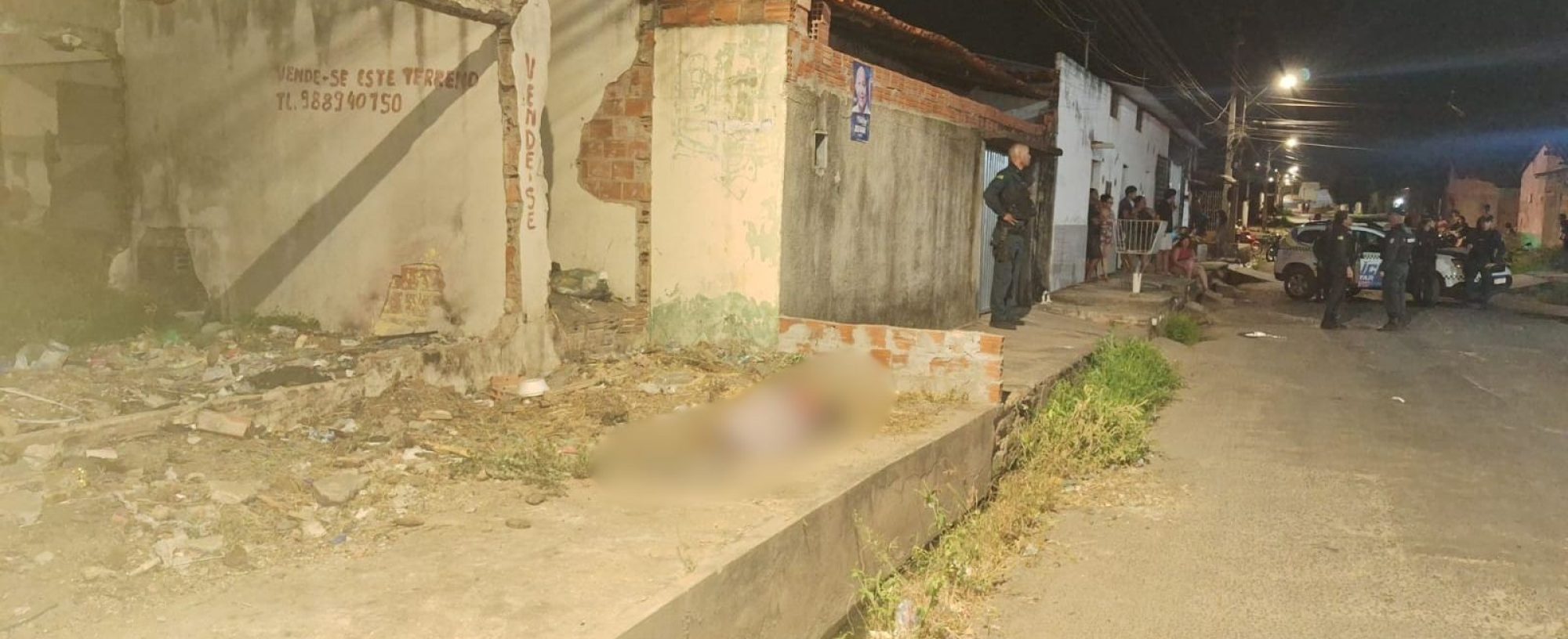 Homem de 53 anos é morto a tiros em calçada de rua em Teresina