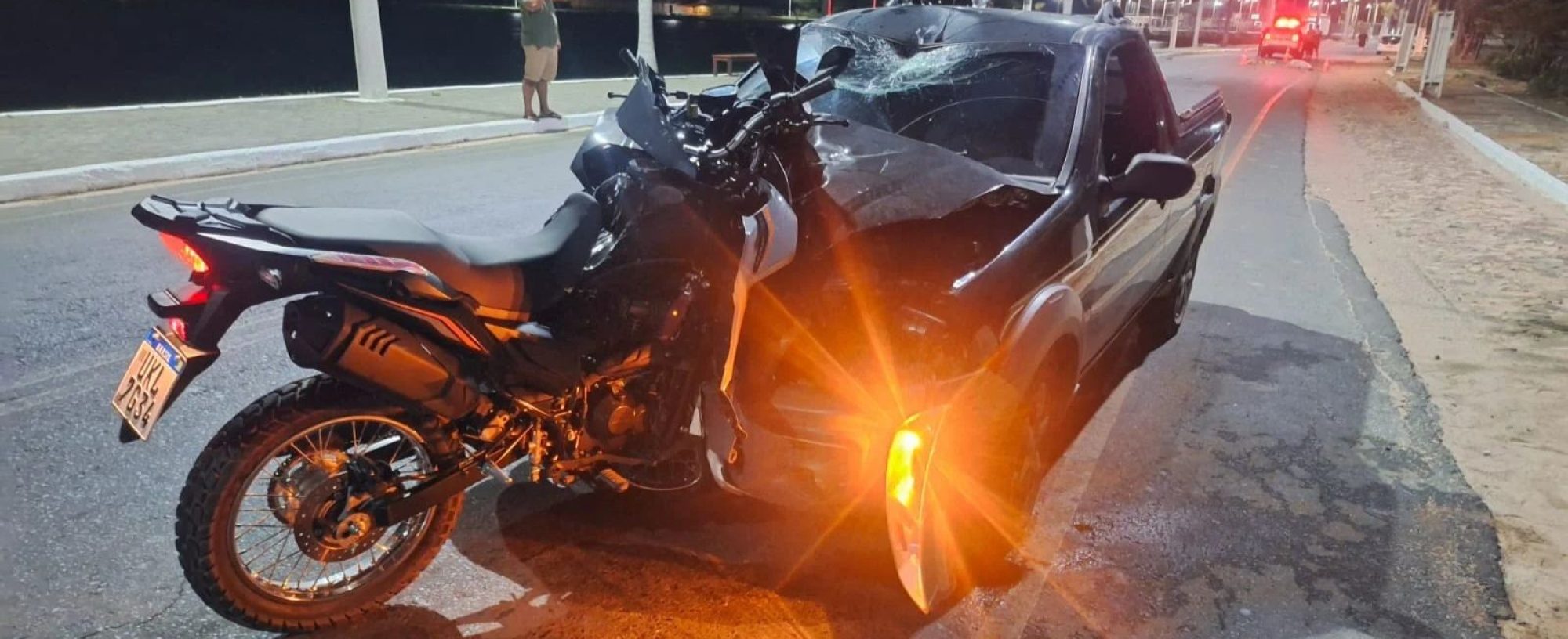 Motociclista morre após caminhonete invadir contramão e bater em moto