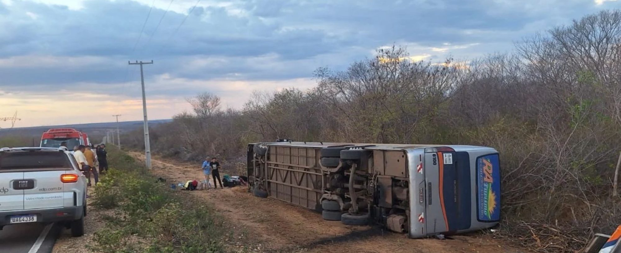 Ônibus com 10 pessoas tomba na PI-141 e deixa pessoa ferida no PI