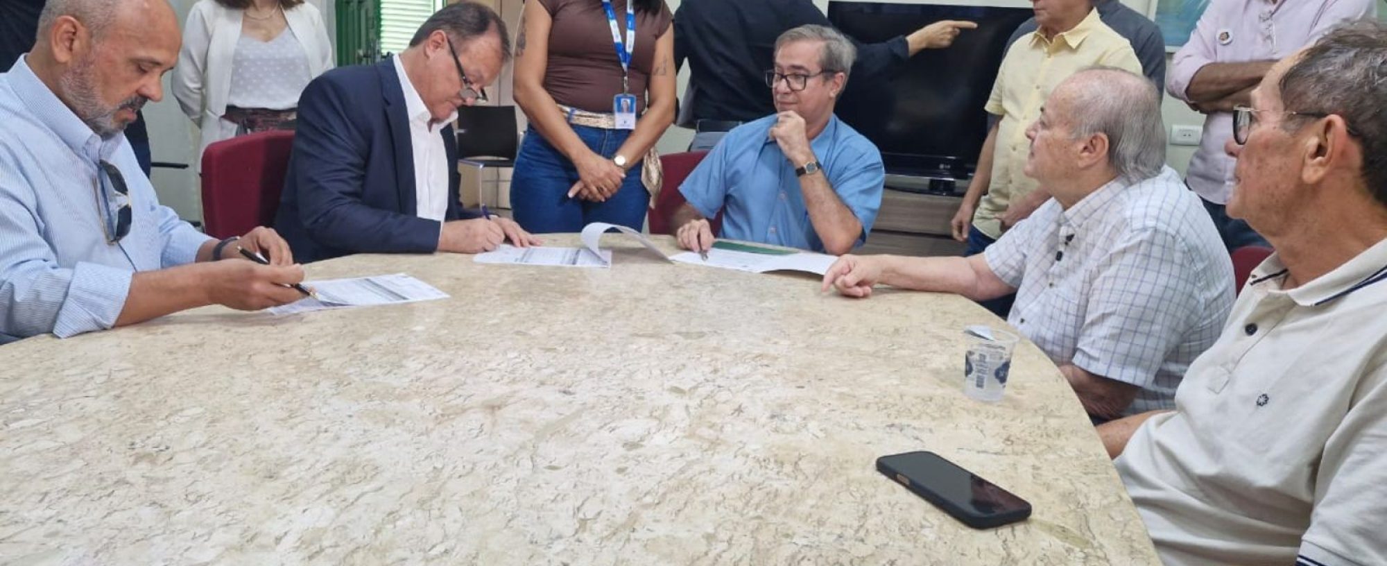 Teresina assina contratos de R$ 169 milhões para limpeza pública: 'limpar a cidade em 2 semanas', diz prefeito