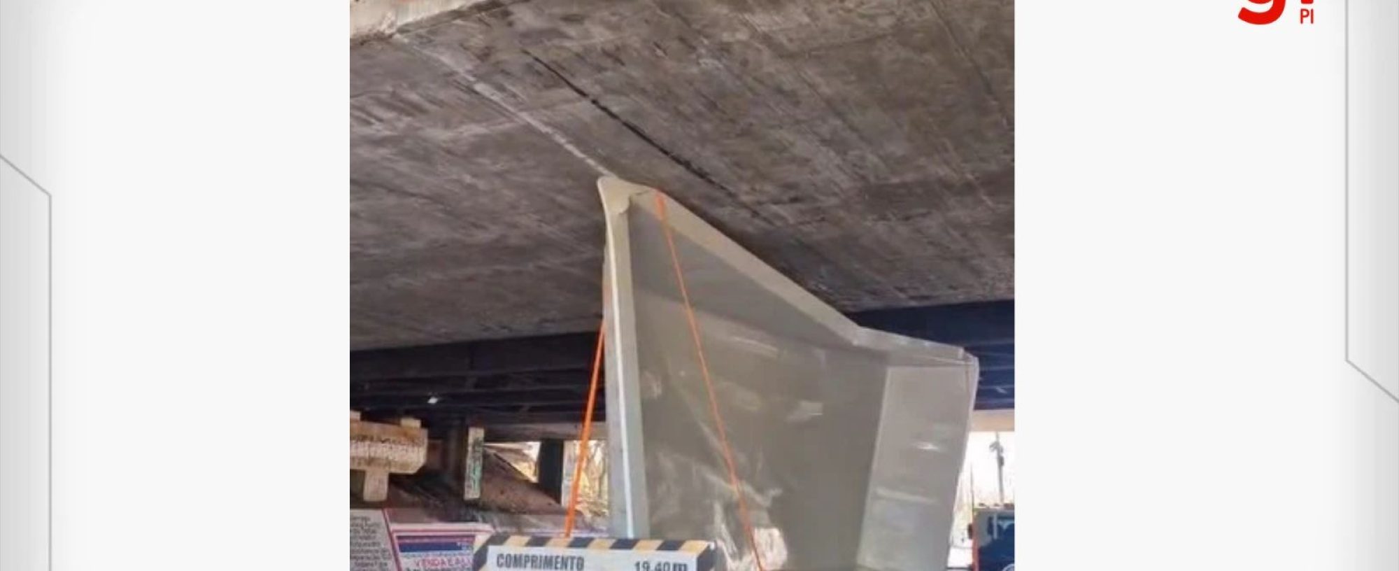 VÍDEO: Caminhão com piscina fica preso sob ponte em Teresina