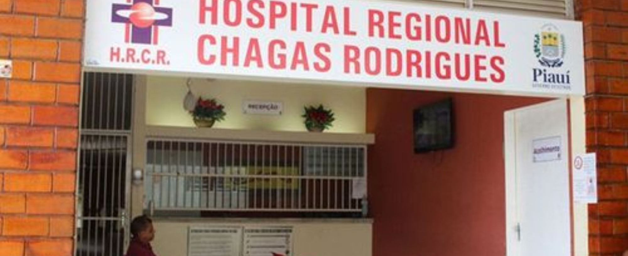 Motociclista embriagado invade pronto-socorro de hospital e derruba porta no PI