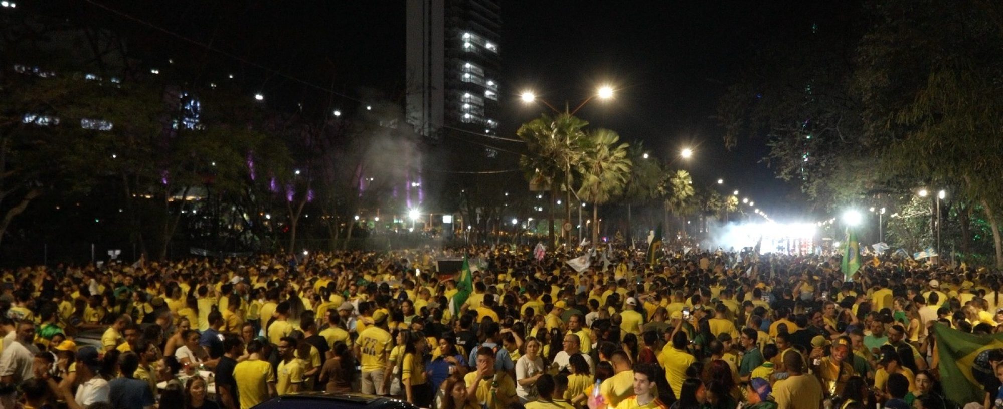 Manifestantes fazem ato de apoio à eleição de Flávio Bolsonaro em Teresina